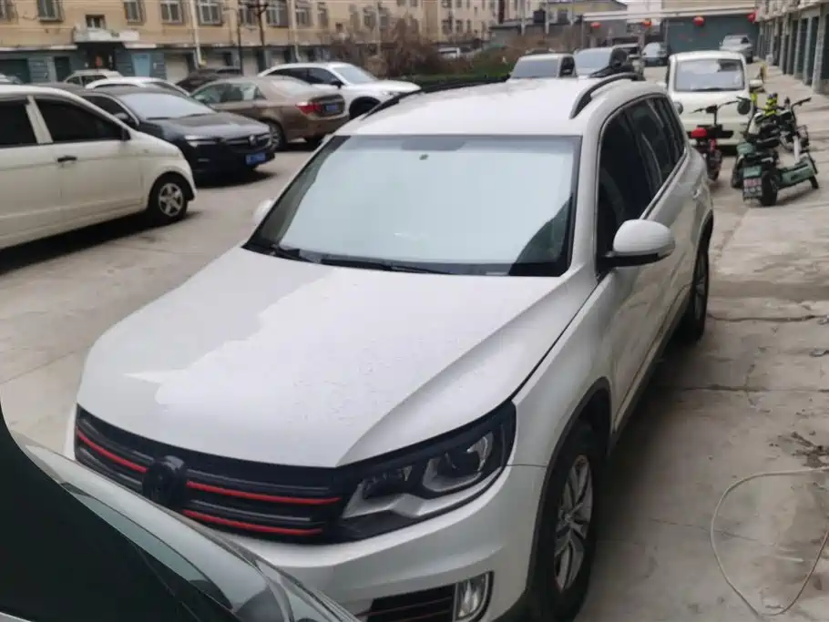 VOLKSWAGEN TIGUAN