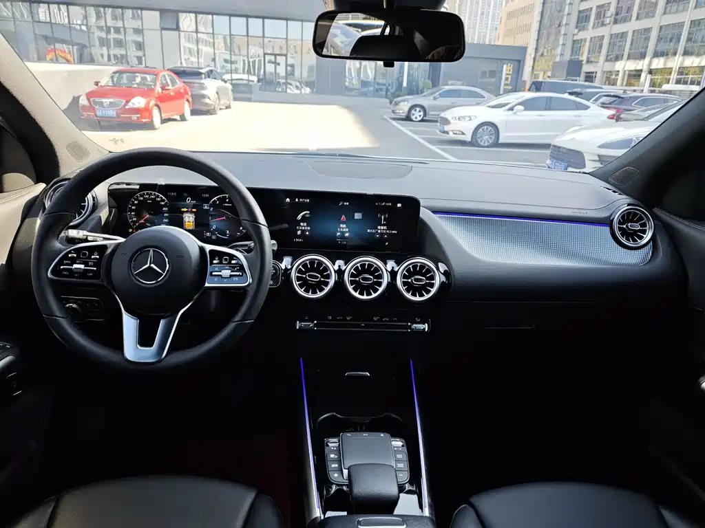 MERCEDES-BENZ GLA