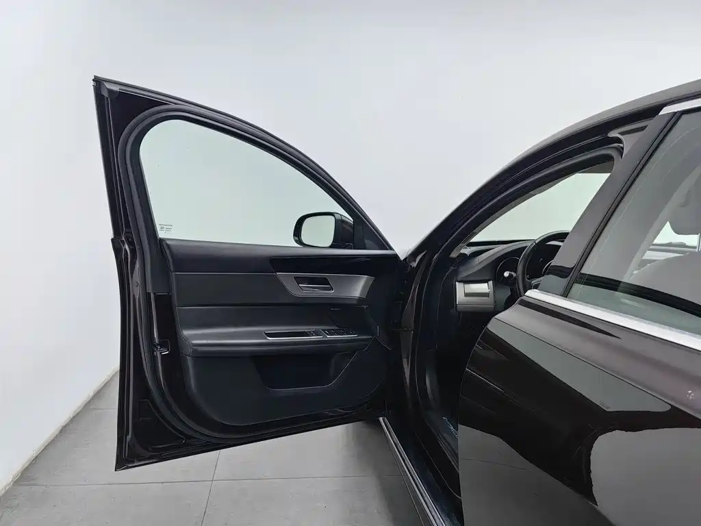 Jaguar XFL — миниатюра 8