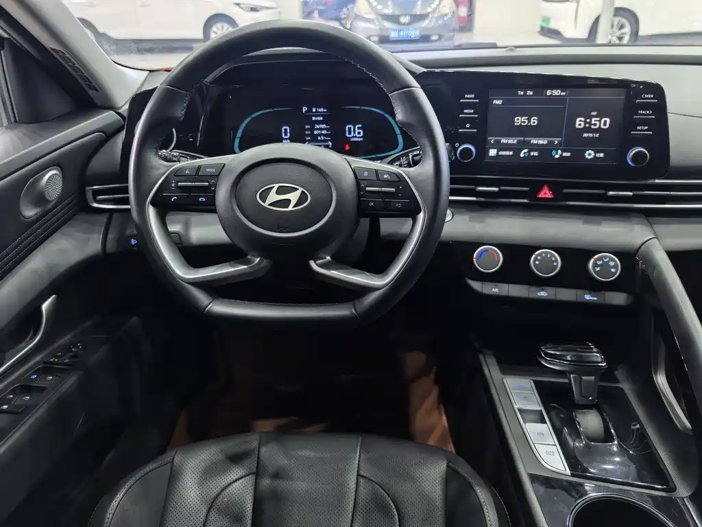 Hyundai Elantra — миниатюра 9