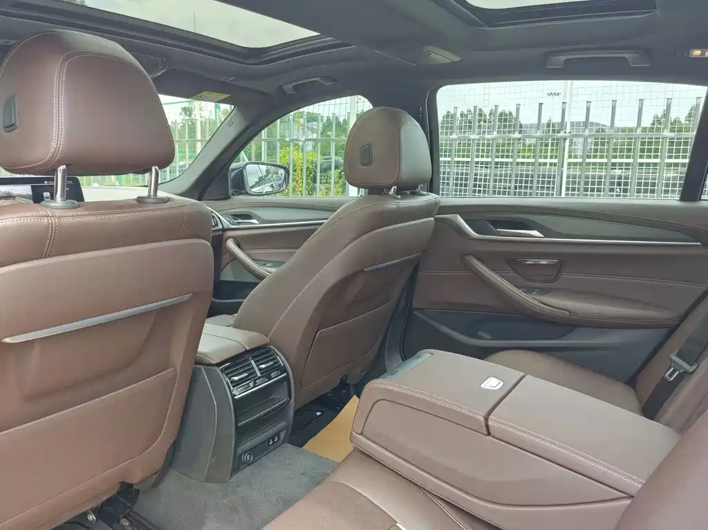 BMW 5 Series — миниатюра 9