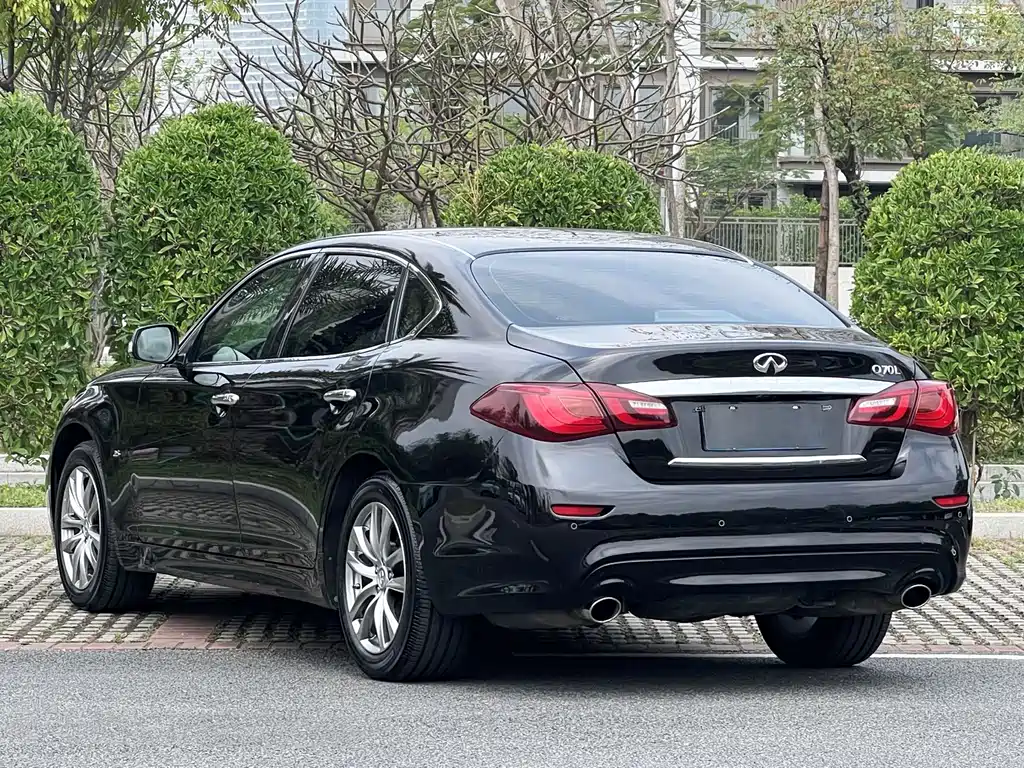 INFINITI Q70
