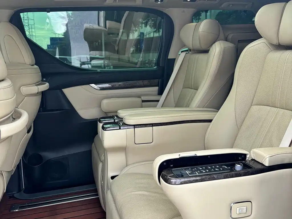 Toyota Alphard — миниатюра 8