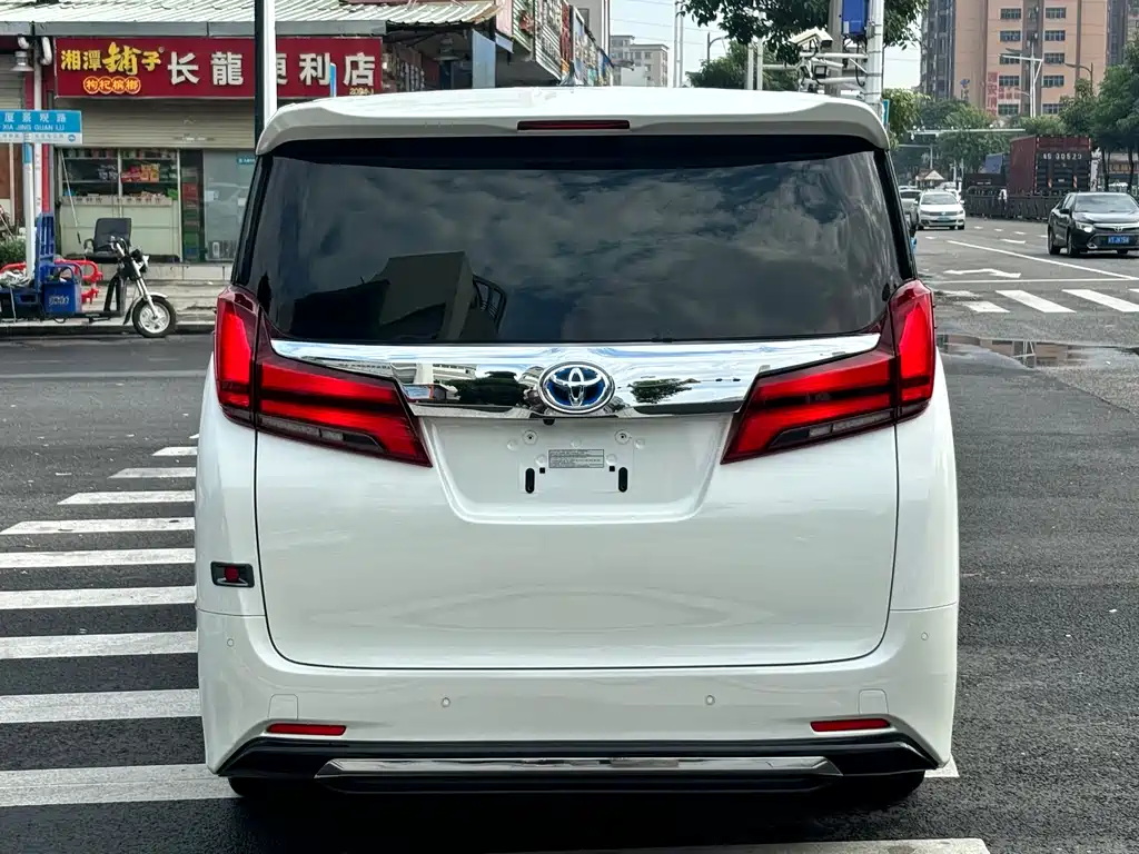 Toyota Alphard — миниатюра 2