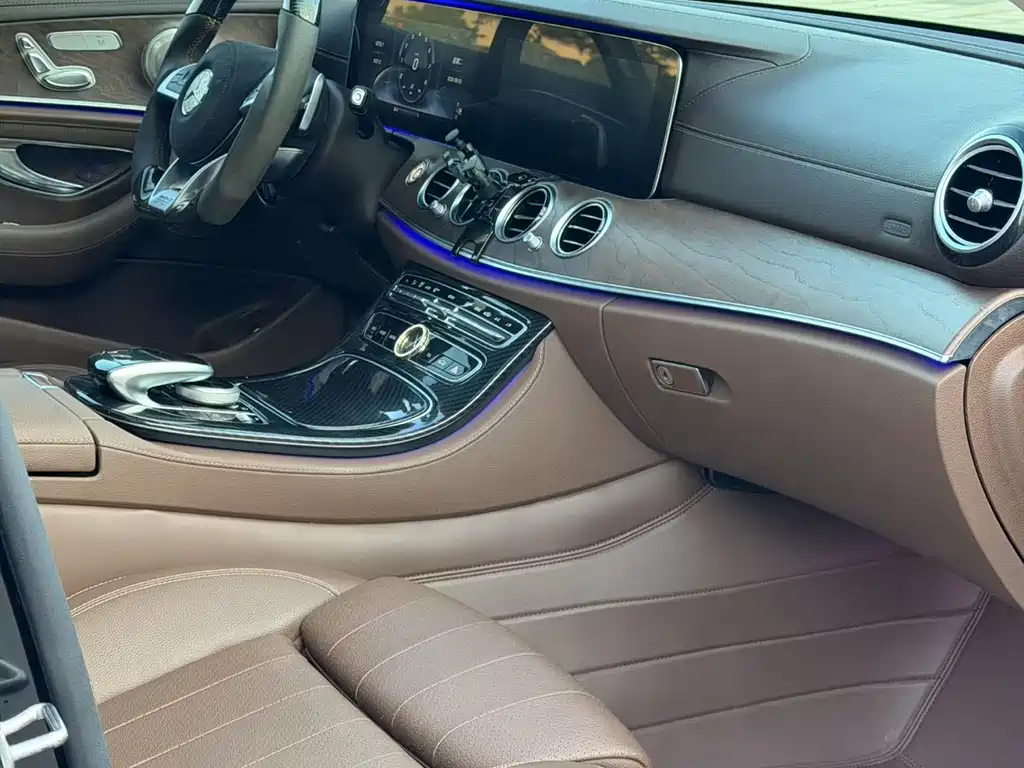 Mercedes-Benz E-Class — миниатюра 8