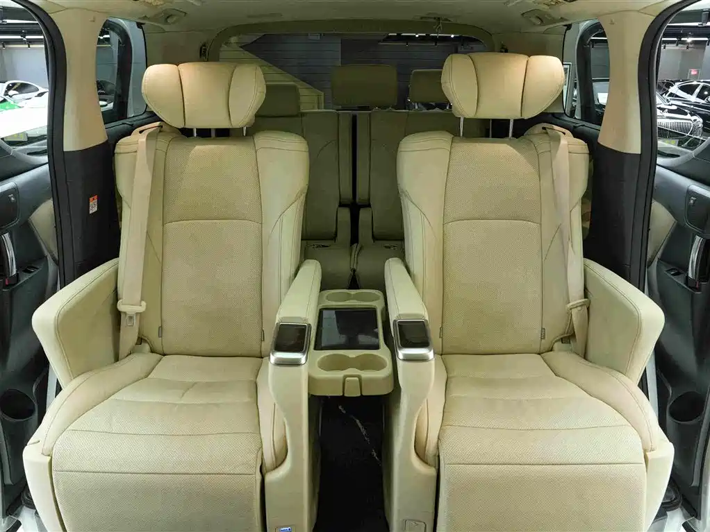 Toyota Alphard — миниатюра 14