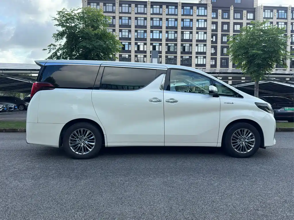 Toyota Alphard — миниатюра 9