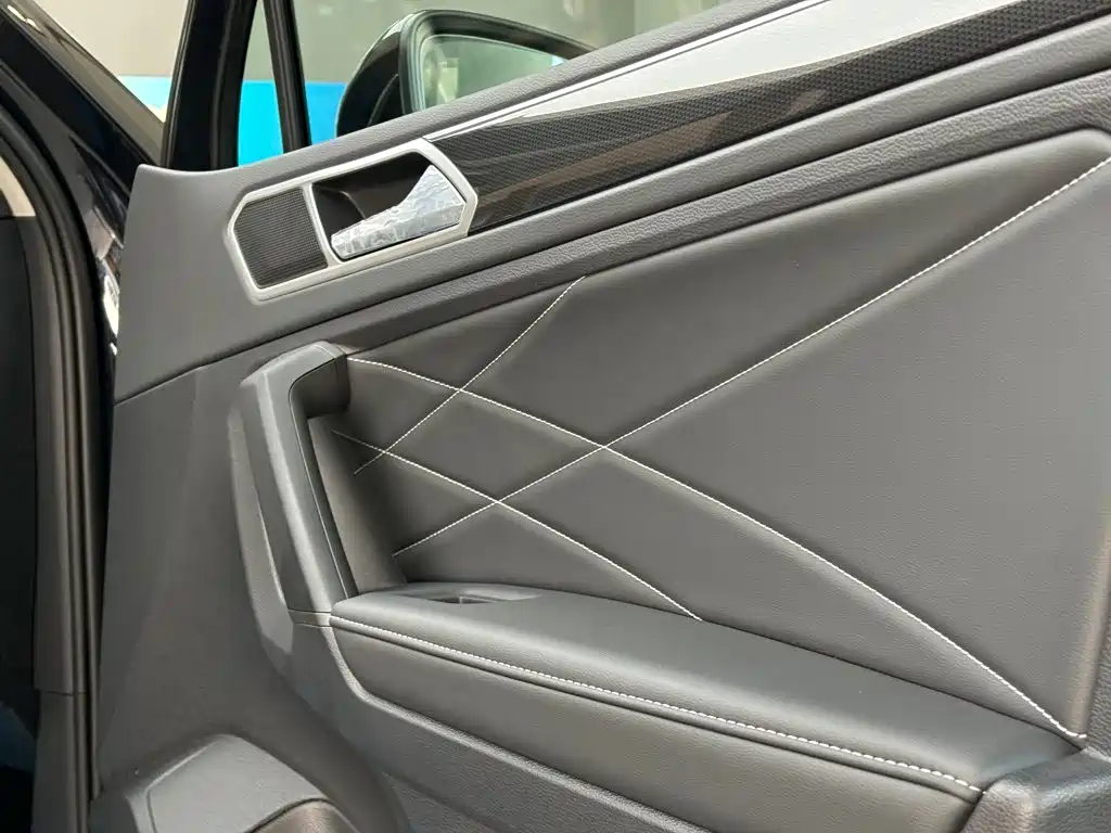 Volkswagen Tiguan L PHEV — миниатюра 14