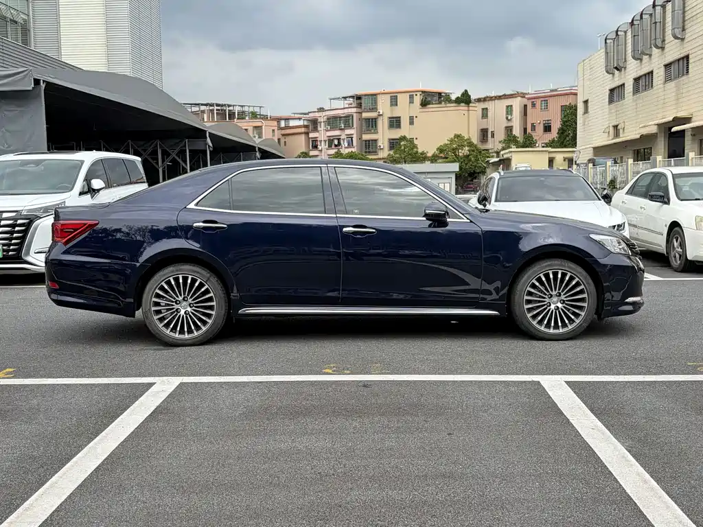 Toyota Crown — миниатюра 5
