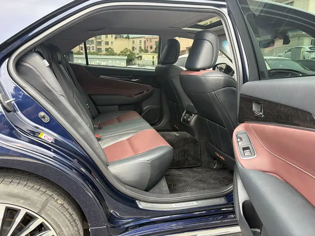 Toyota Crown — миниатюра 12