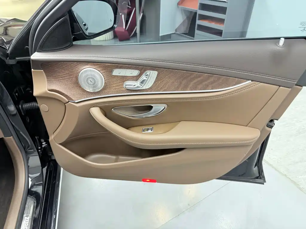 Mercedes-Benz E-Class — миниатюра 31