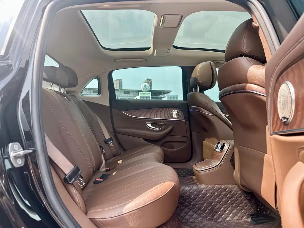 Mercedes-Benz E-Class — миниатюра 8