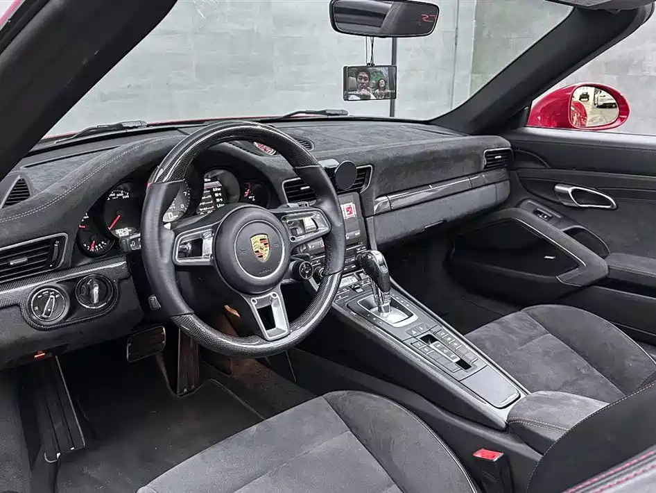 Porsche 911 2017 Carrera 4 Cabriolet GTS 3.0T