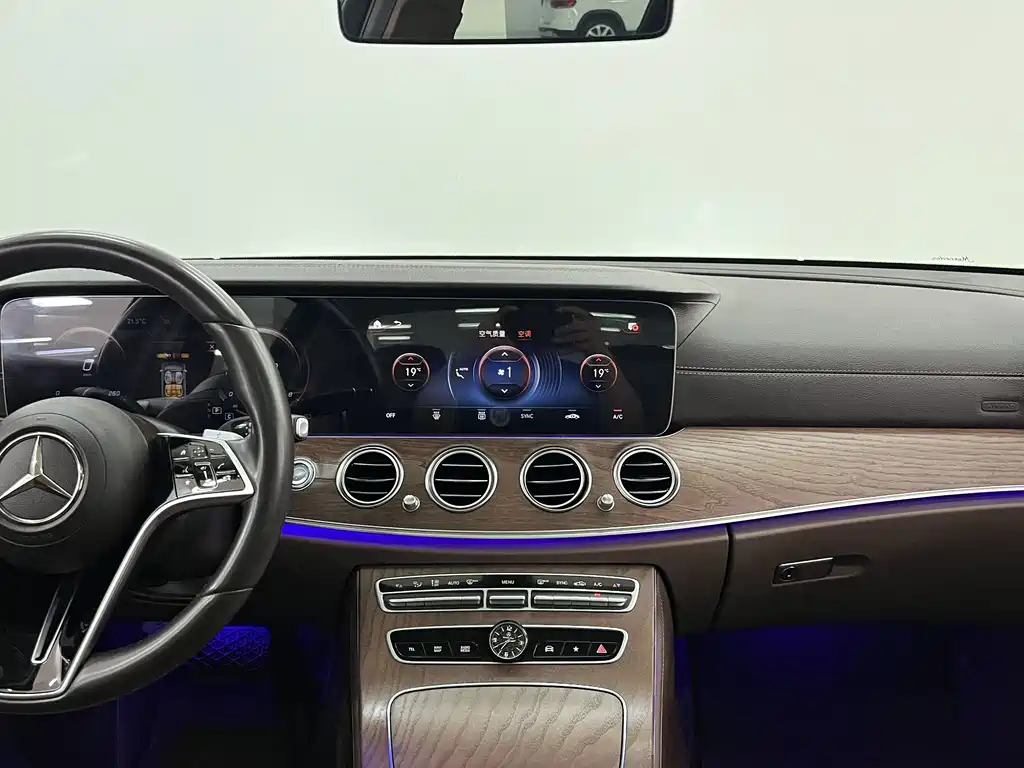 Mercedes-Benz E-Class — миниатюра 9
