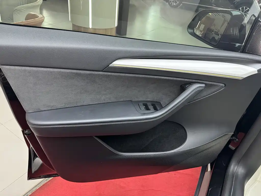 Tesla Model Y — миниатюра 8