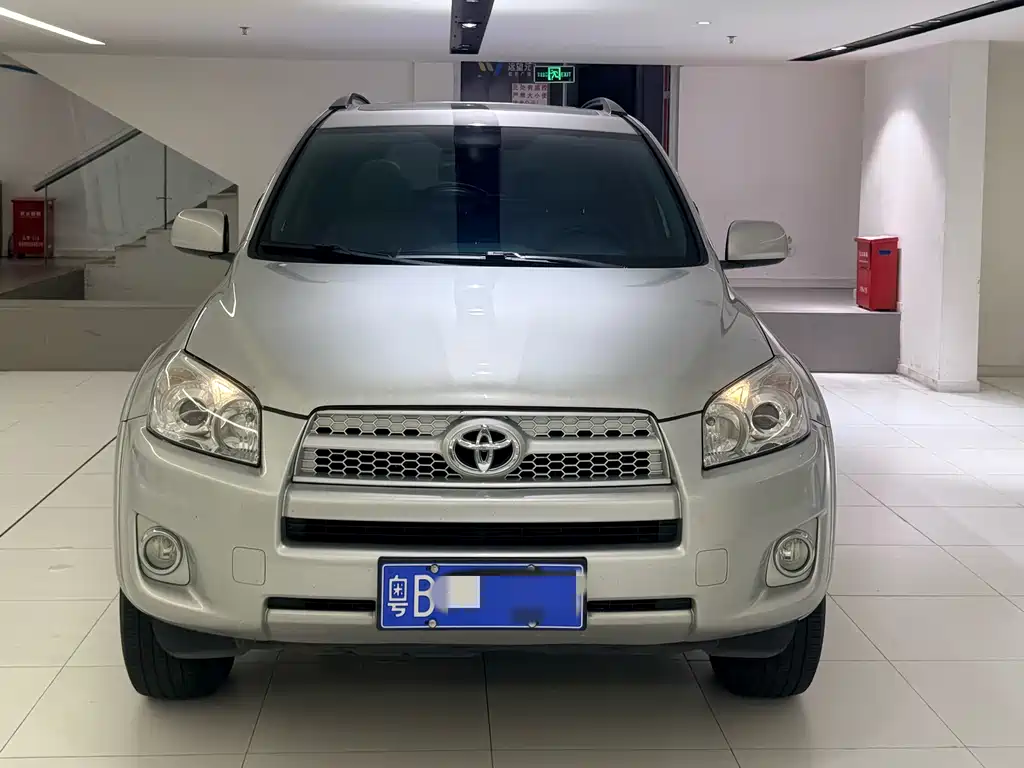 Toyota RAV4 — миниатюра 5