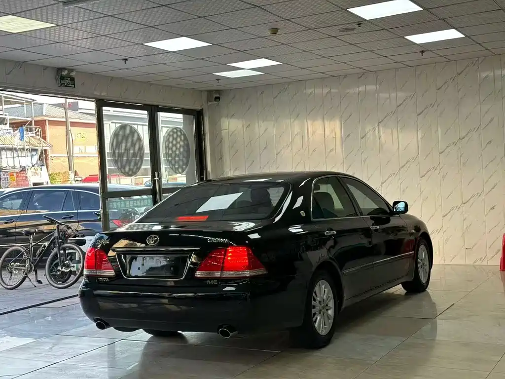 Toyota Crown — миниатюра 9