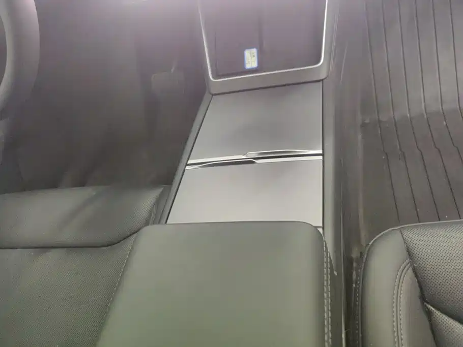Tesla Model Y — миниатюра 16