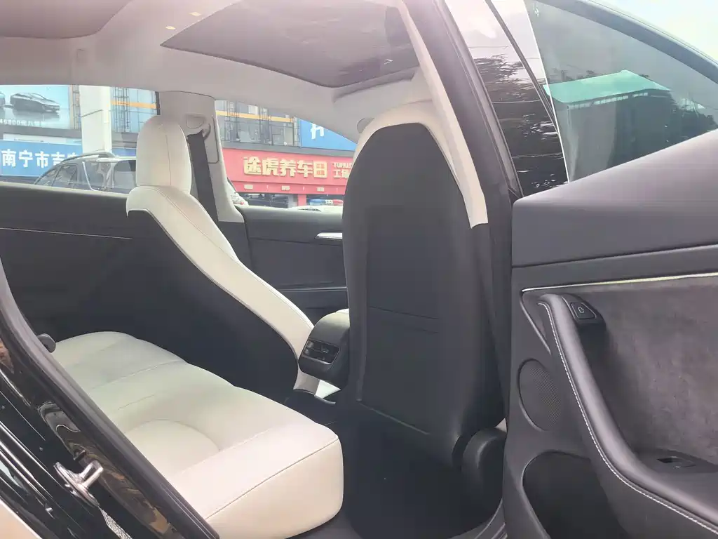 Tesla Model 3 — миниатюра 12