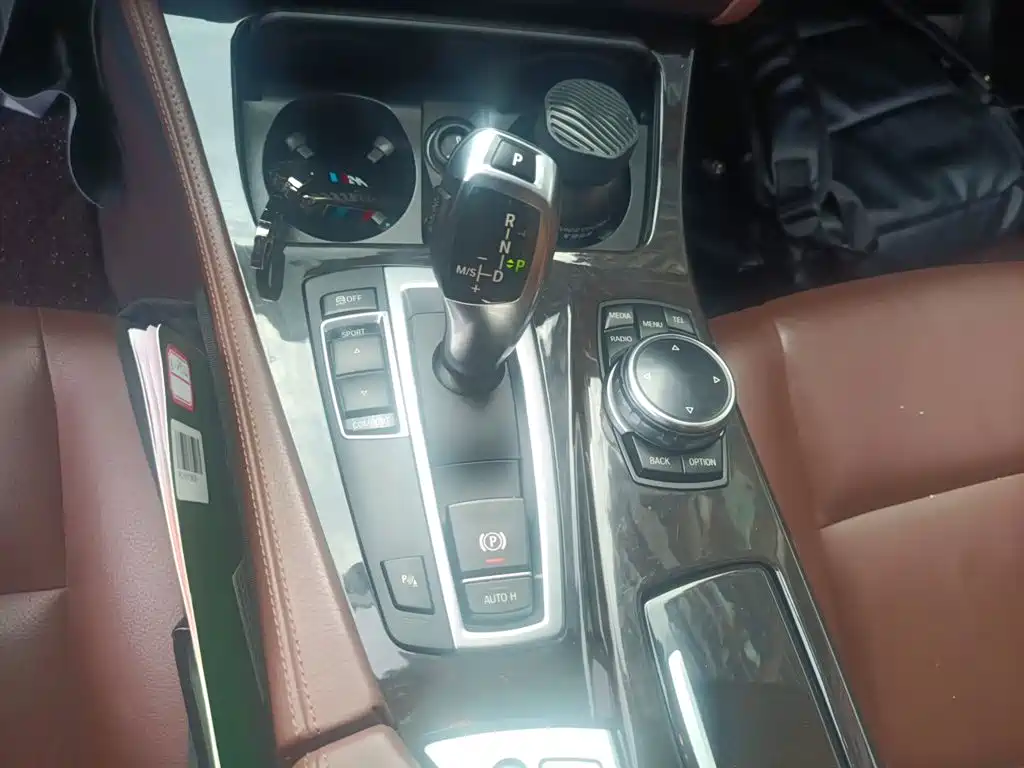 BMW 5 Series — миниатюра 10