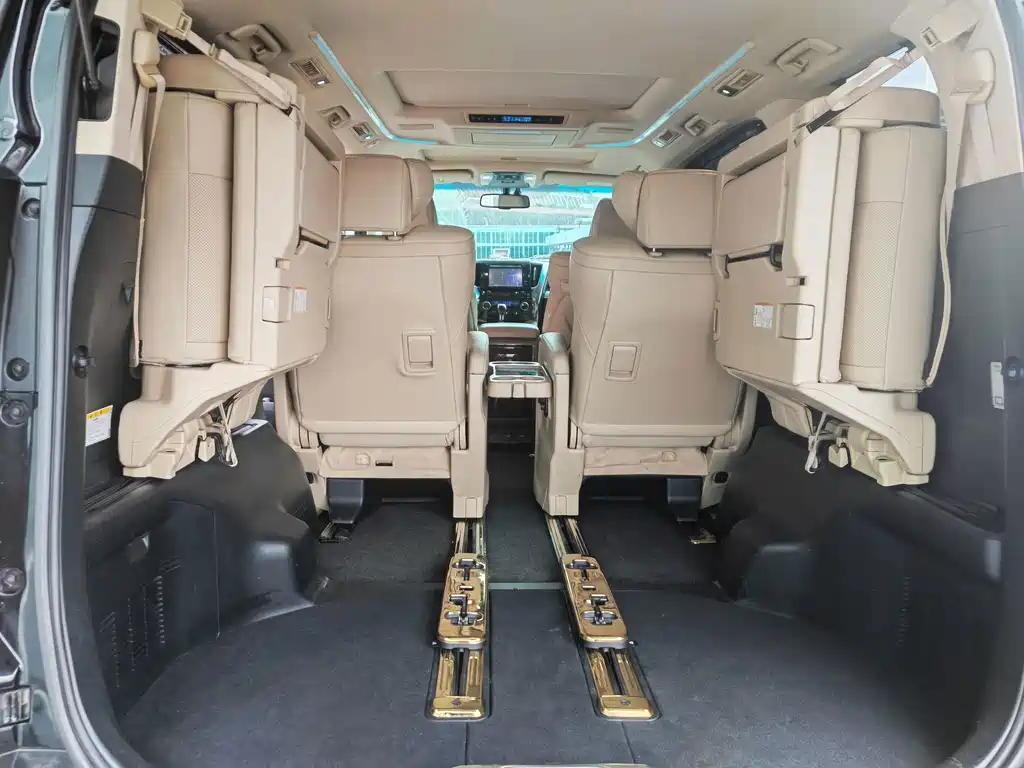 Toyota Alphard — миниатюра 11