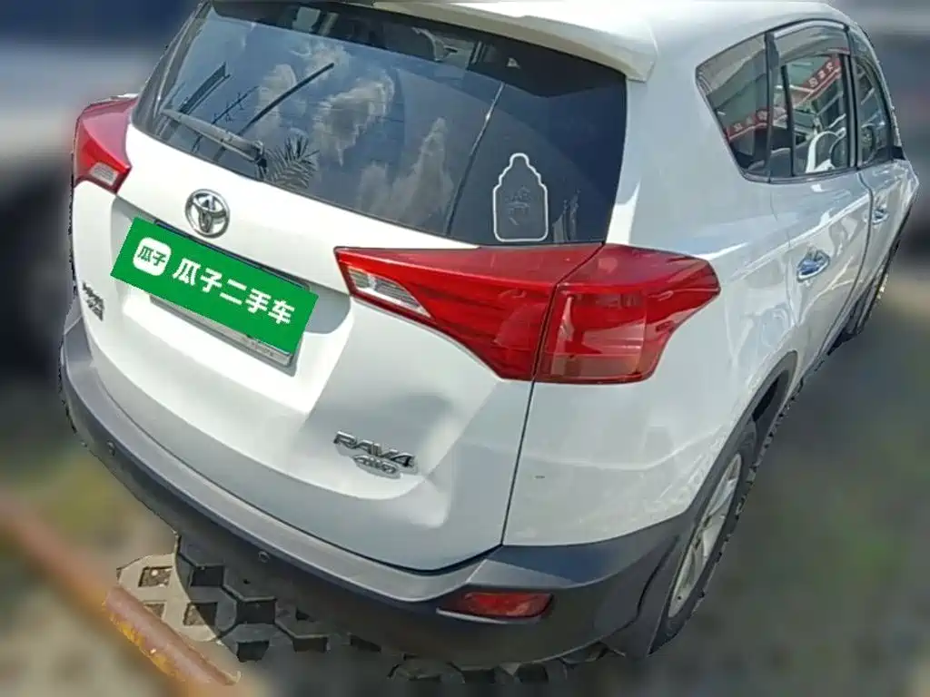 Toyota RAV4 — миниатюра 10