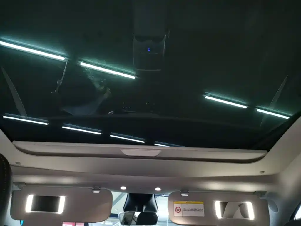 Tesla Model Y — миниатюра 18