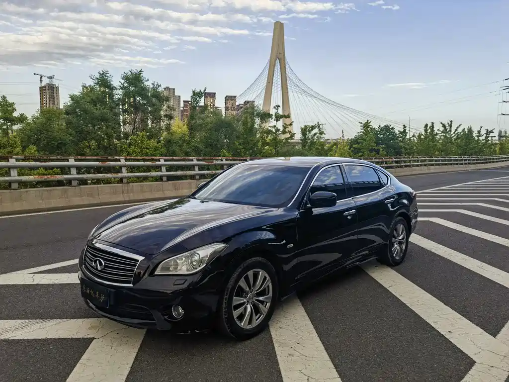 Купить Infiniti Q70