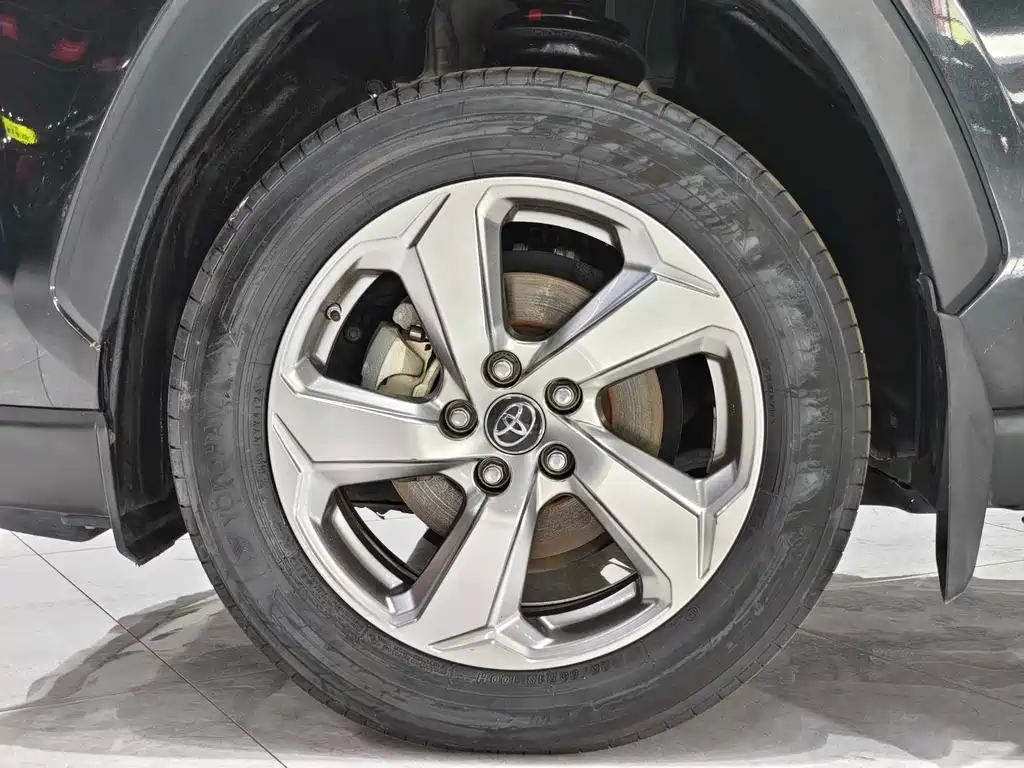 Toyota RAV4 — миниатюра 9