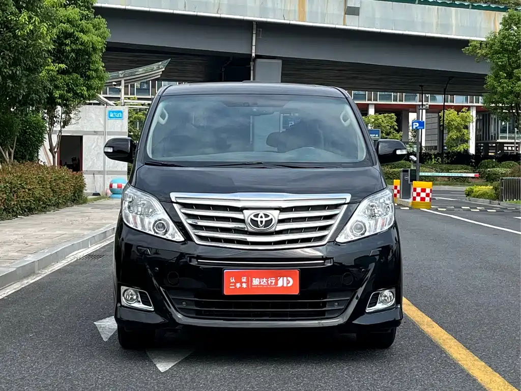 Toyota Alphard — миниатюра 2