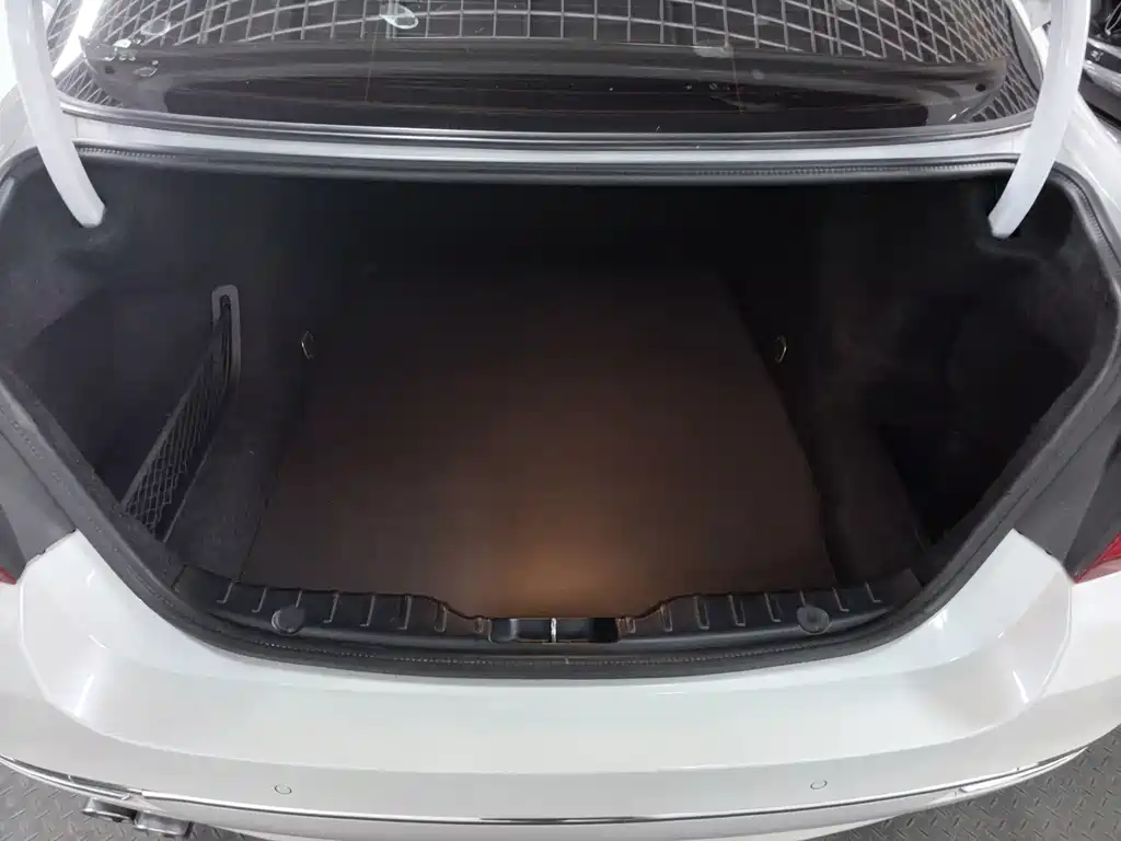 BMW 5 Series — миниатюра 8