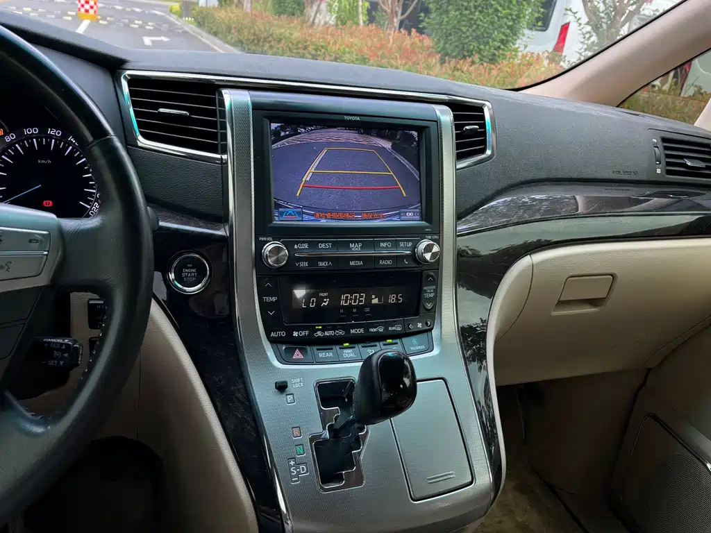 Toyota Alphard — миниатюра 9
