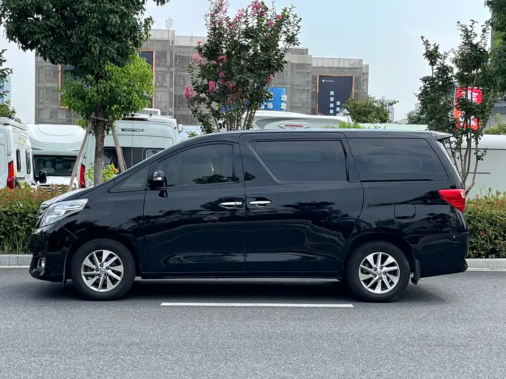 Toyota Alphard — миниатюра 3