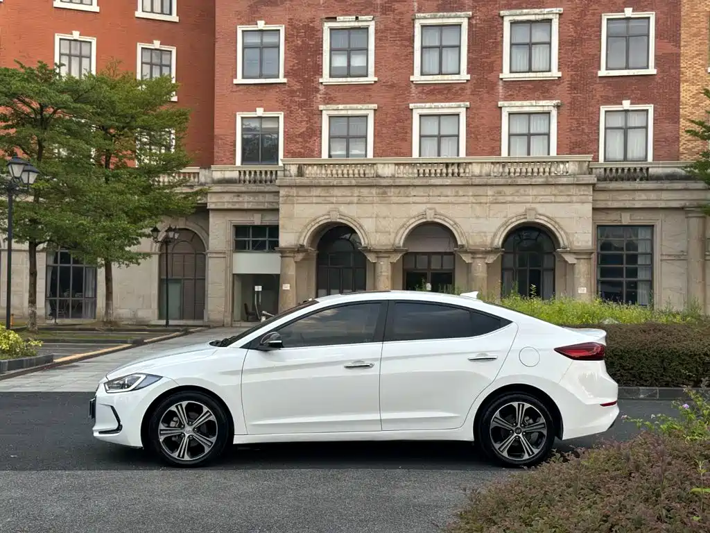 Hyundai Elantra — миниатюра 13