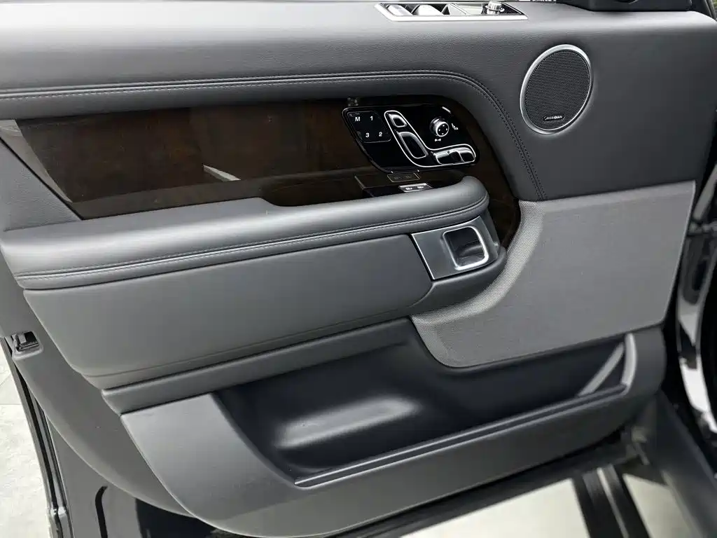 Land Rover Range Rover — миниатюра 18