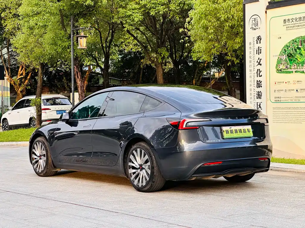 Tesla Model 3 — миниатюра 7