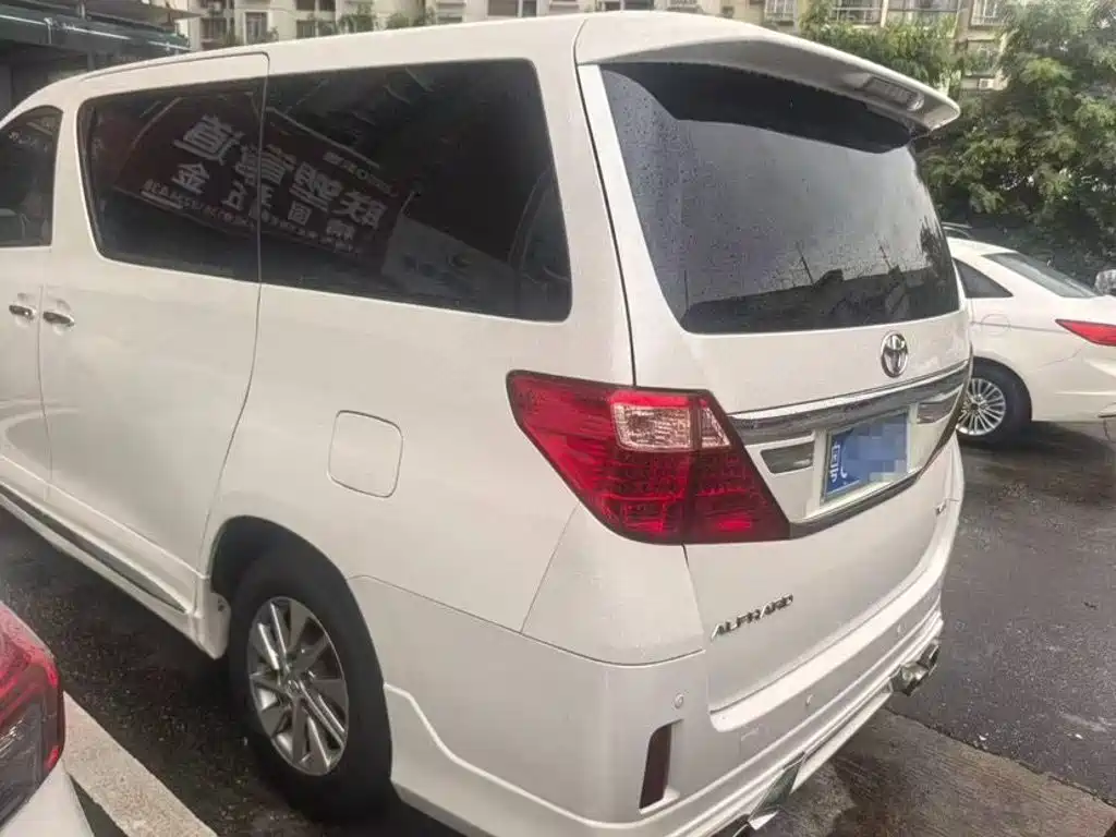 Toyota Alphard — миниатюра 8