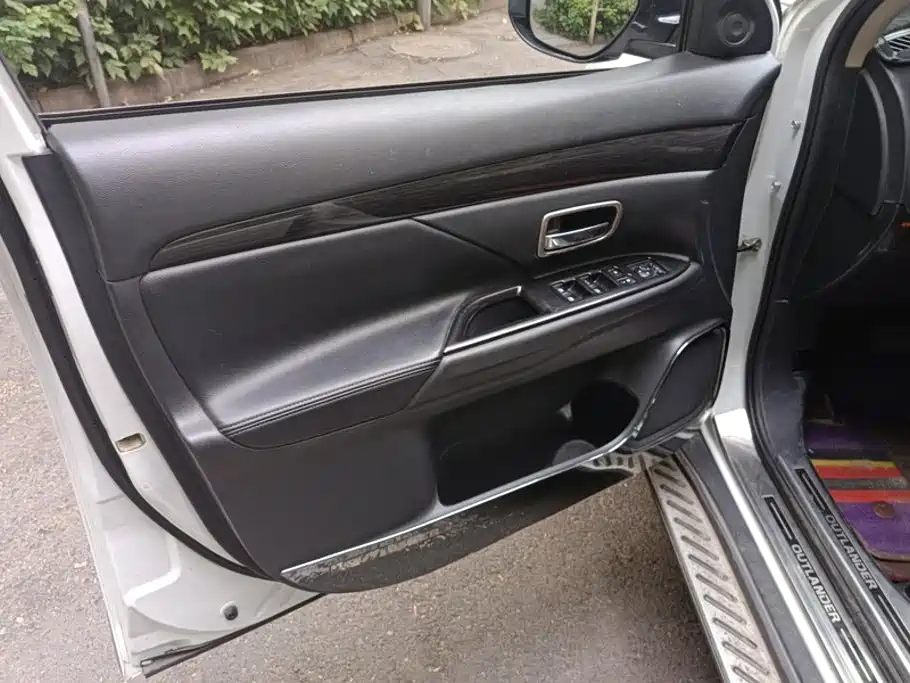 Mitsubishi Outlander — миниатюра 7
