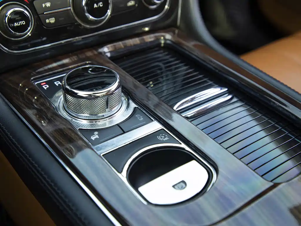 Jaguar XJ — миниатюра 26