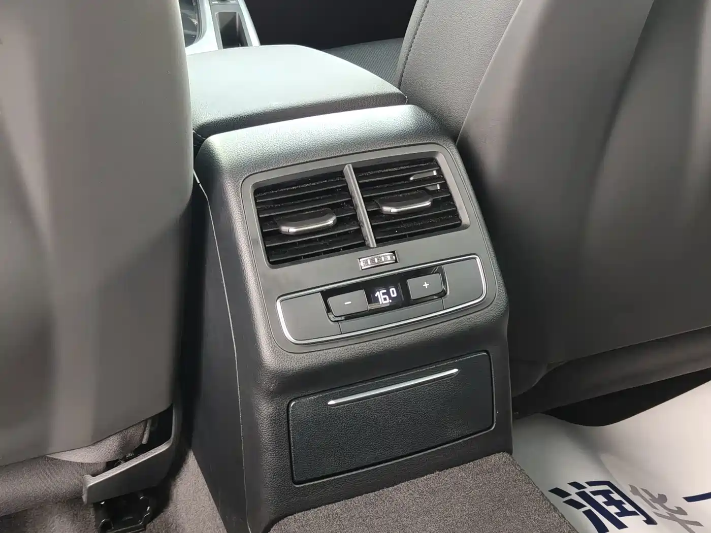Audi A4L 2024 Silver/gray из Китая, фото 3
