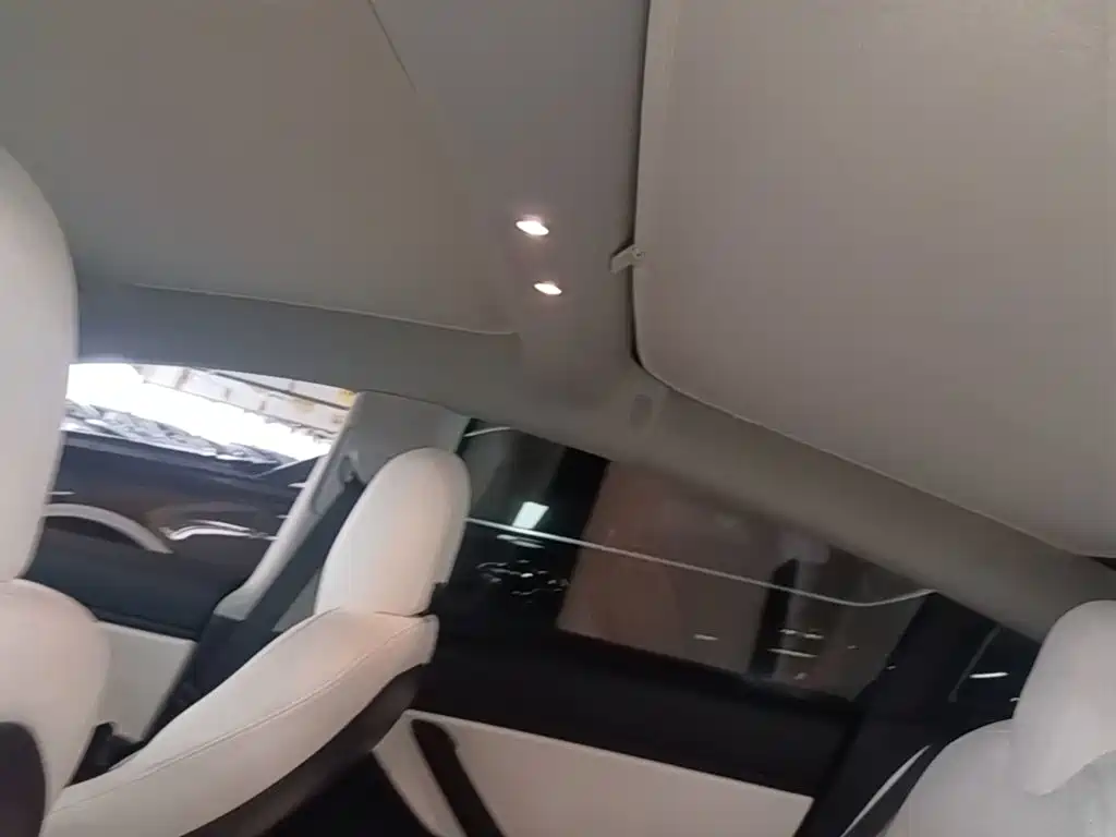 Tesla Model 3 — миниатюра 18