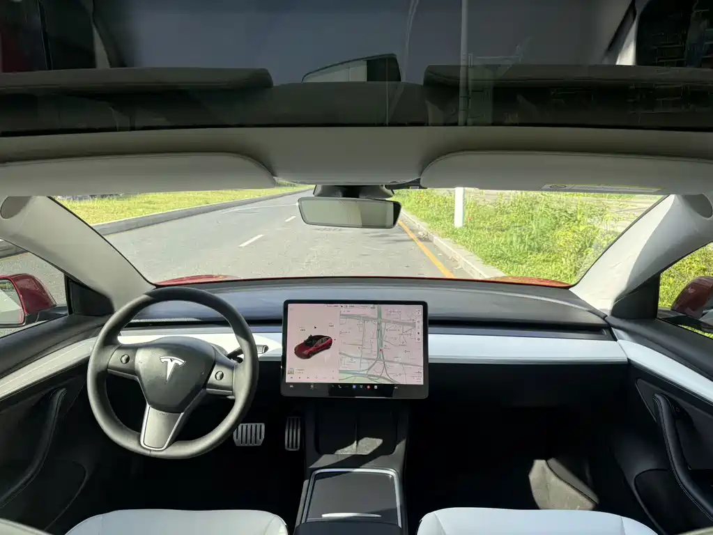 Tesla Model 3 — миниатюра 7