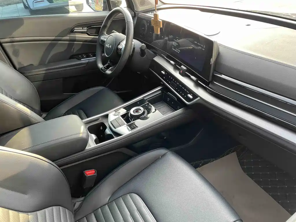 KIA LION PLATINUM EXPANDS THE WORLD