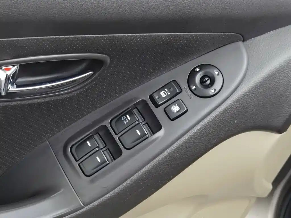 Hyundai Elantra — миниатюра 9