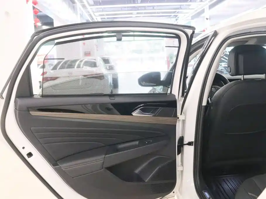 Volkswagen Passat PHEV — миниатюра 15