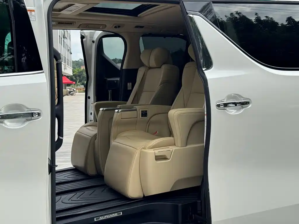 Toyota Alphard — миниатюра 5