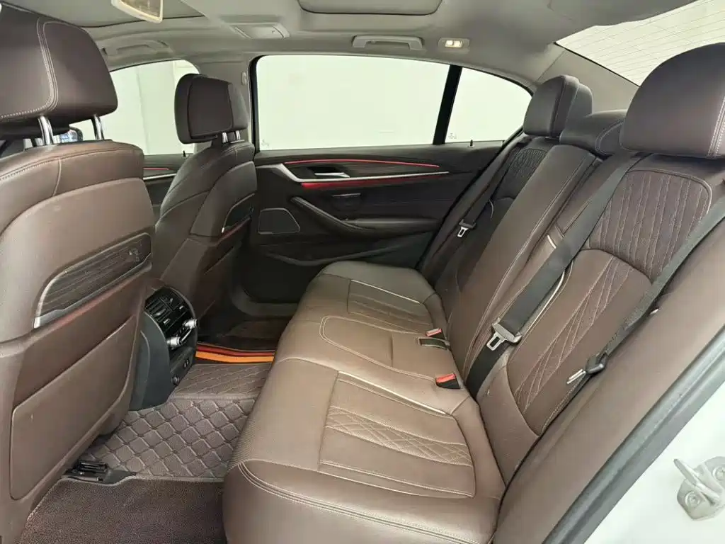 BMW 5 Series — миниатюра 5