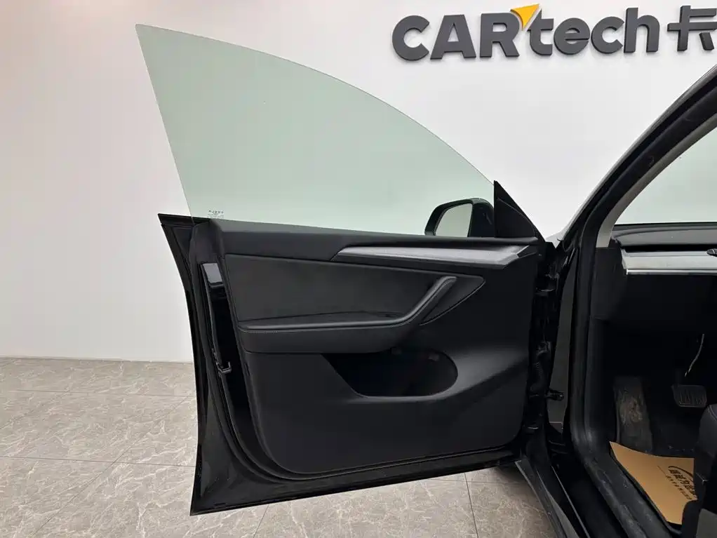 Tesla Model Y — миниатюра 15