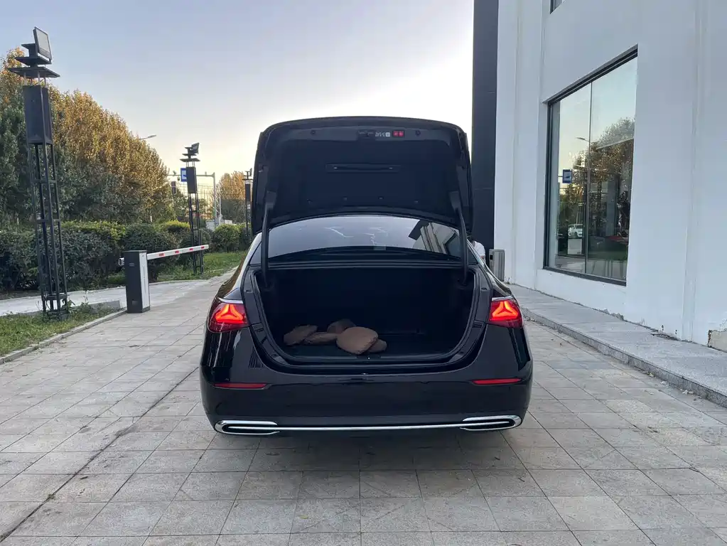 Mercedes-Benz E-Class — миниатюра 9