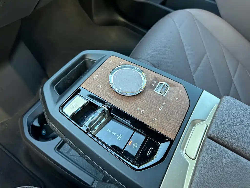 BMW iX — миниатюра 18